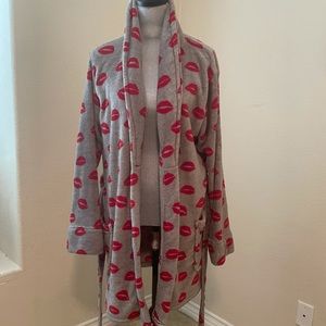Red lip bath robe